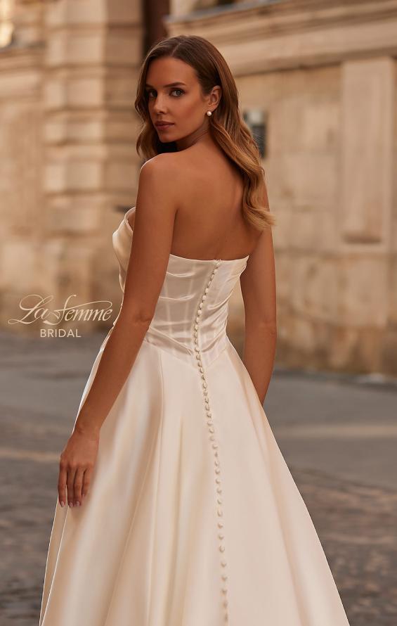 Picture of: Timeless Wedding Dress in Beautiful Organza with a Assymmetrical Neckline in ivory, Style: B1397, Detail Picture 2