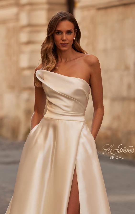 Picture of: Timeless Wedding Dress in Beautiful Organza with a Assymmetrical Neckline in ivory, Style: B1397, Detail Picture 3